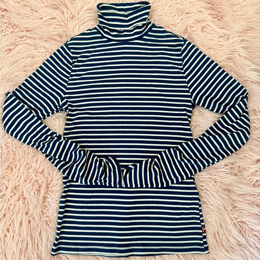 Levi’s Long Sleeves Turtleneck Top
